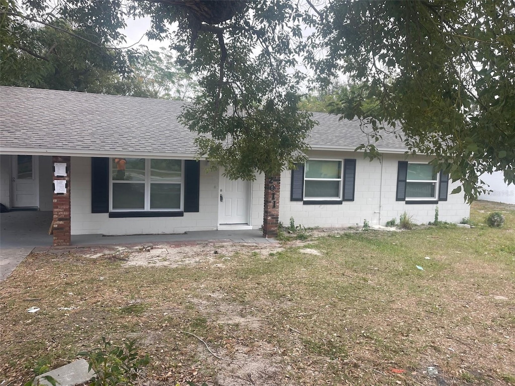 ranch-style house featuring a front yard