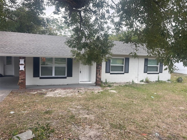 ranch-style house featuring a front yard