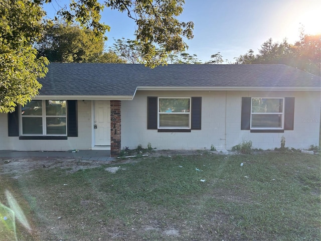 ranch-style home featuring a front lawn