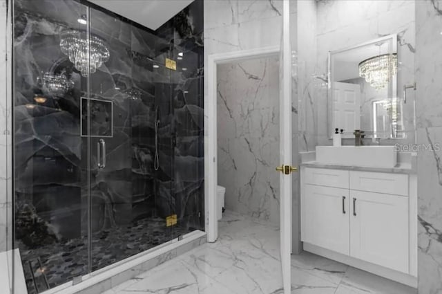 bathroom featuring toilet, a shower with door, vanity, and an inviting chandelier