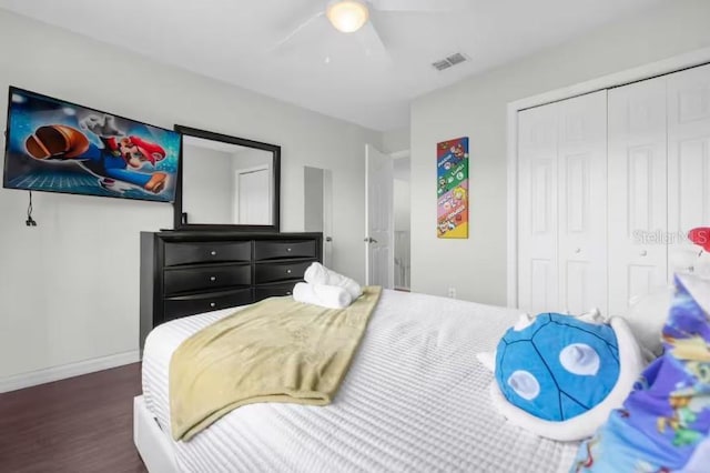 bedroom featuring ceiling fan, dark wood-type flooring, and a closet