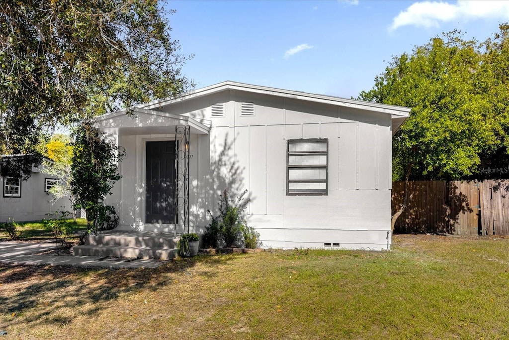 view of front facade featuring a front yard