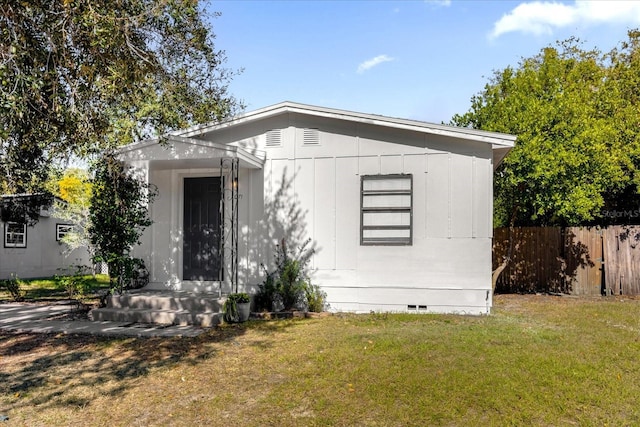 view of front facade featuring a front yard