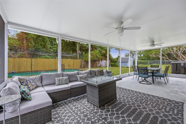 sunroom with ceiling fan