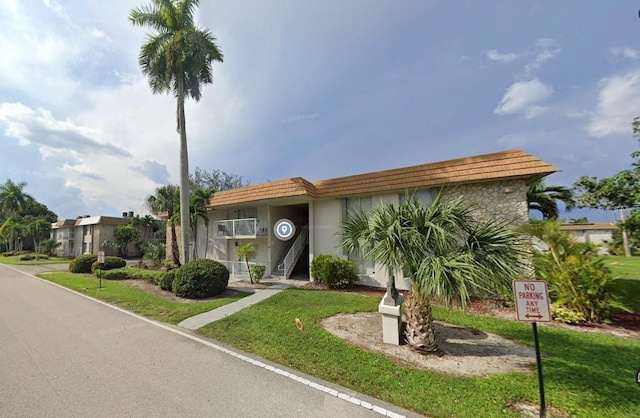 view of front of house with a front yard