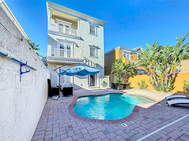 view of swimming pool featuring a patio