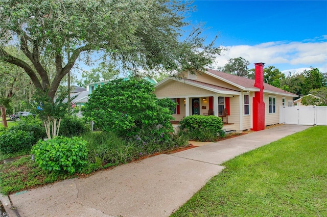 view of front facade with a front lawn and covered porch