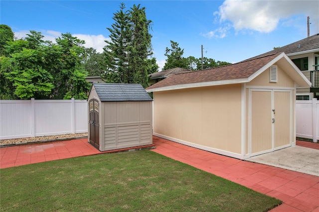 view of yard with a storage shed