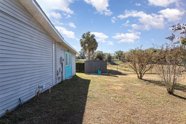 view of yard featuring a storage shed