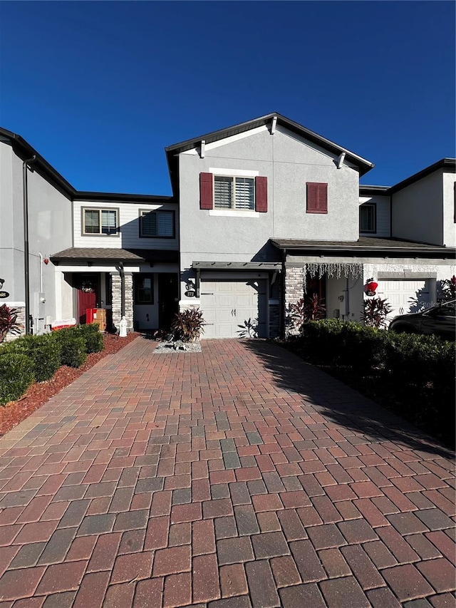 view of front facade featuring a garage