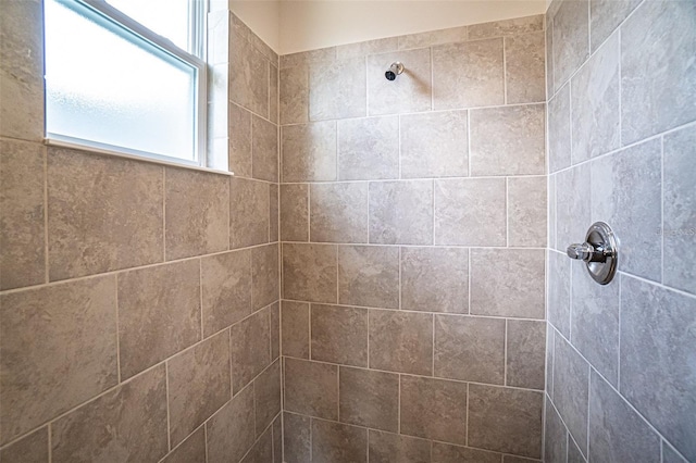 bathroom featuring a tile shower