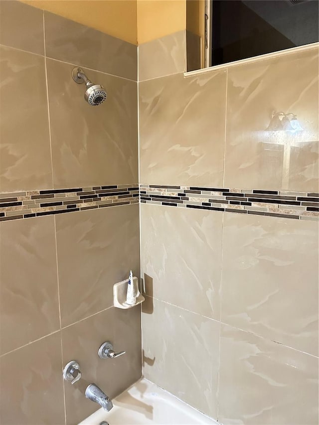 room details featuring tiled shower / bath