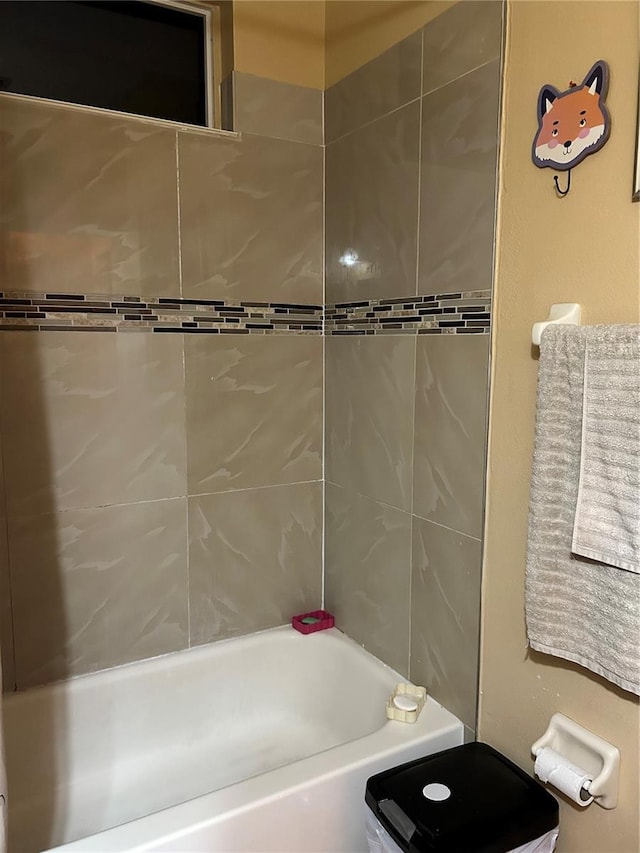 bathroom with tiled shower / bath