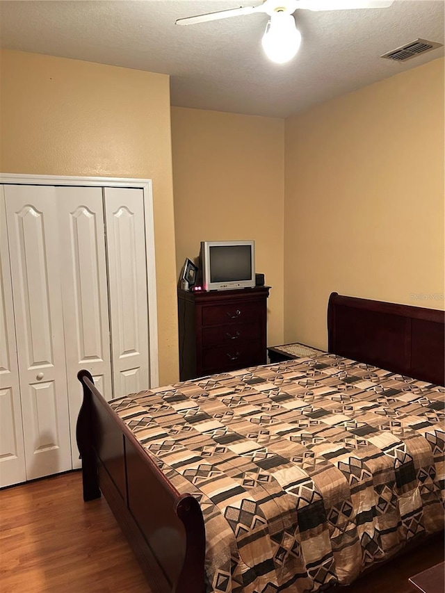 bedroom featuring a closet, ceiling fan, and hardwood / wood-style floors