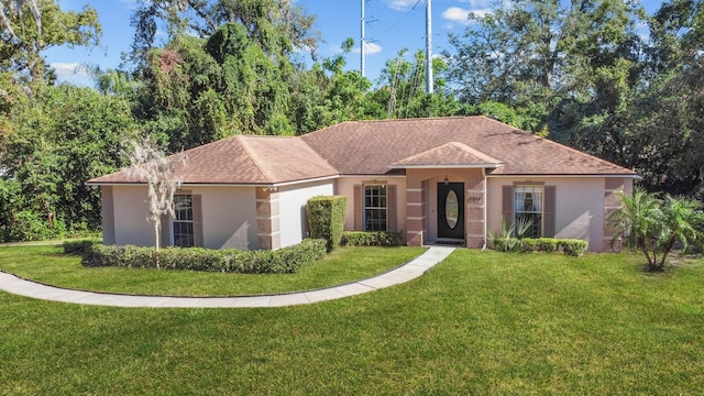 view of front of home featuring a front lawn