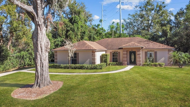 view of front of property featuring a front yard