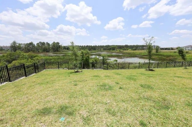 view of yard featuring a water view