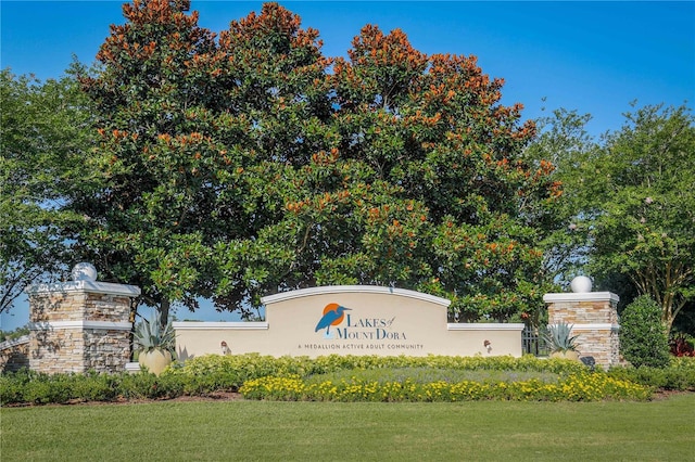 community sign featuring a lawn