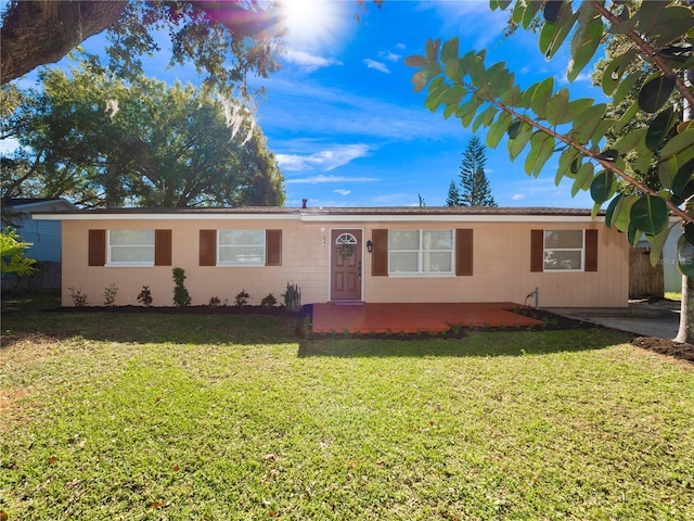 single story home with a front yard