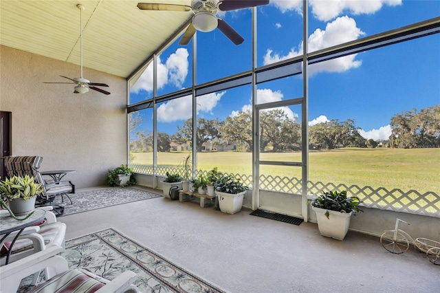 sunroom with ceiling fan