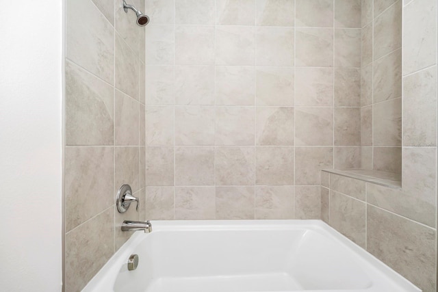 bathroom with tiled shower / bath combo