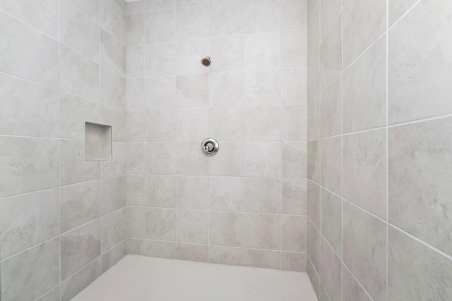 bathroom featuring a tile shower