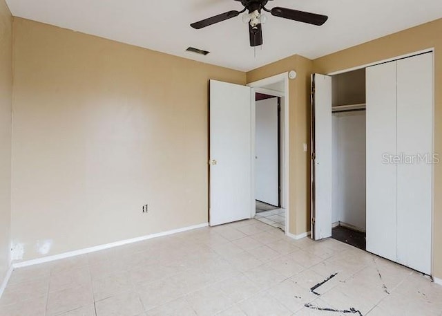 unfurnished bedroom featuring ceiling fan, visible vents, baseboards, and a closet