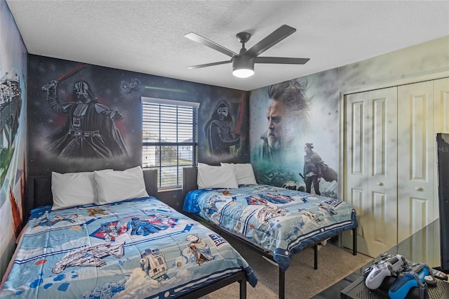 bedroom with a textured ceiling, a ceiling fan, carpet floors, and a closet