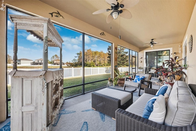 sunroom with ceiling fan