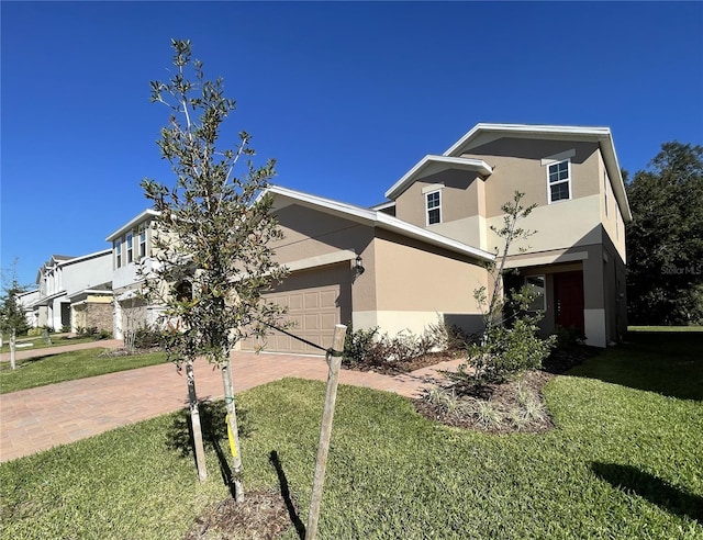 view of front of property featuring a front yard