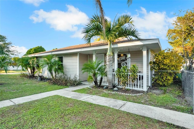 view of front of property featuring a front yard and a porch