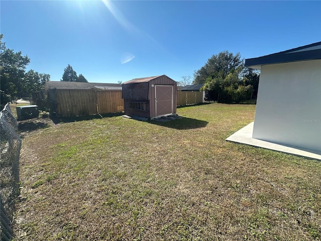 view of yard featuring a storage shed