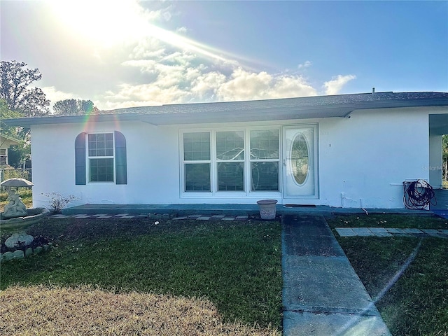 view of front facade with a front yard