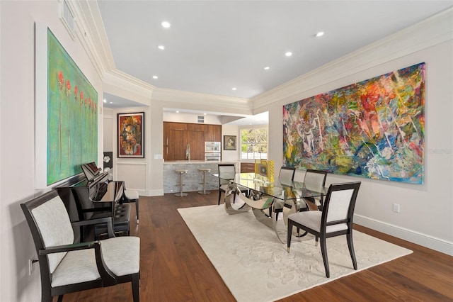 dining space featuring recessed lighting, baseboards, dark wood-style floors, and crown molding