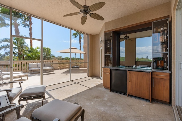 sunroom with ceiling fan