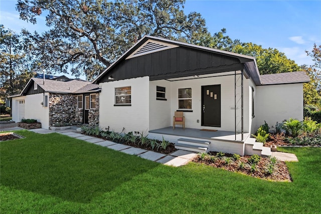 view of front of home featuring a porch and a front yard