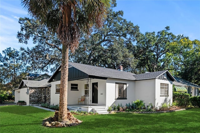 view of front of property with a front yard