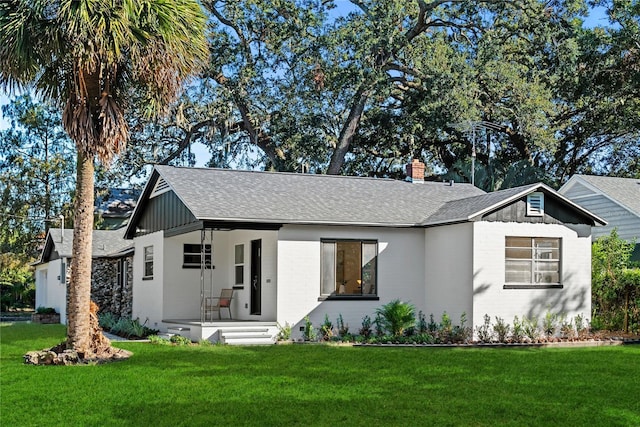 view of front of property featuring a front yard