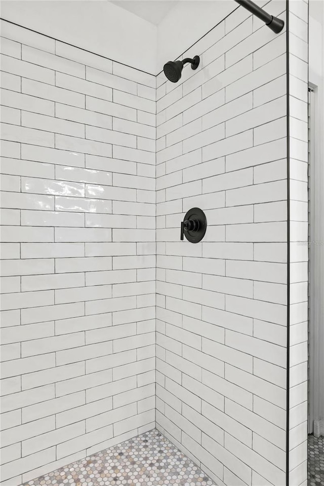 bathroom featuring tiled shower