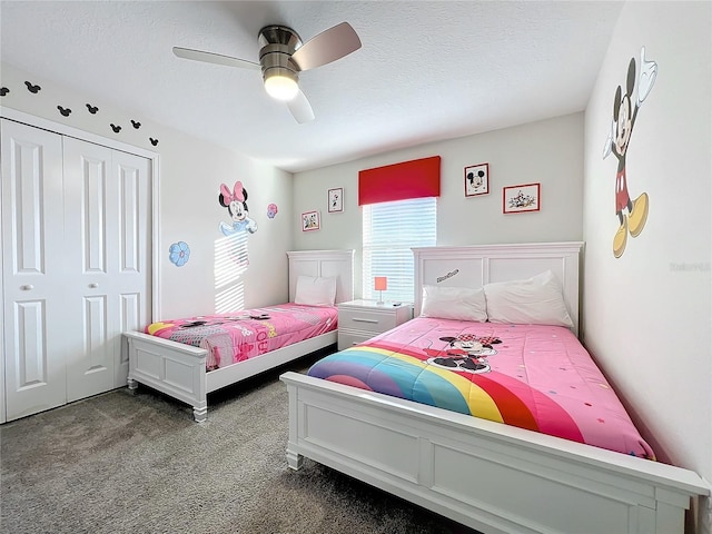 carpeted bedroom featuring ceiling fan, a textured ceiling, and a closet