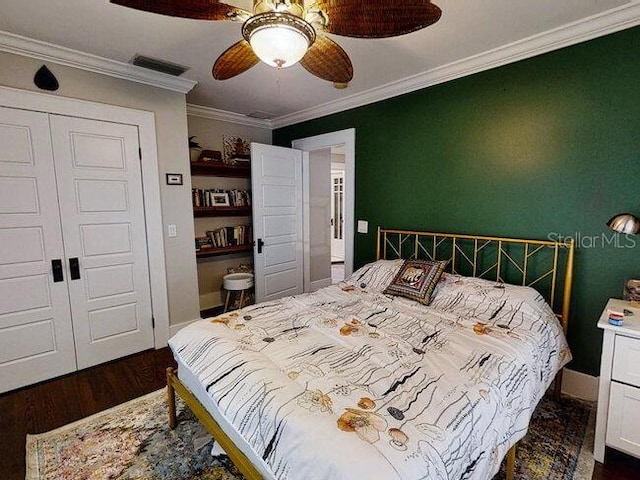 bedroom with ceiling fan, a closet, crown molding, and dark hardwood / wood-style floors