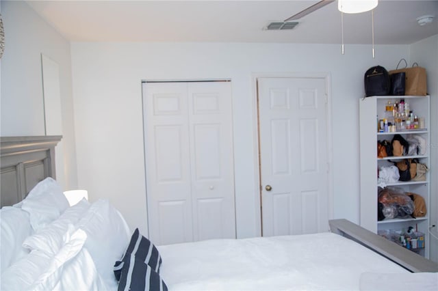 bedroom featuring ceiling fan