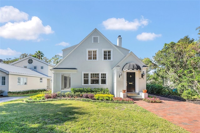 view of front of house featuring a front yard