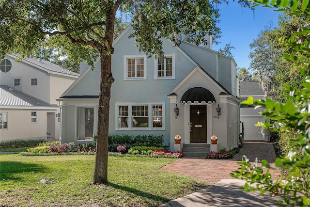 view of front of home featuring a front yard