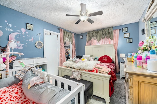 bedroom featuring ceiling fan and a textured ceiling