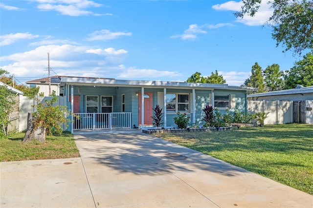 view of front of house with a carport and a front yard