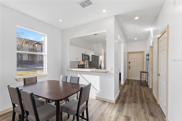 dining space featuring recessed lighting, visible vents, baseboards, and wood finished floors