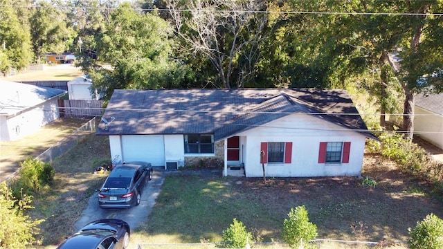 view of front of home featuring a garage and a front yard