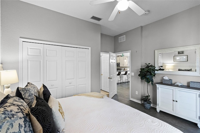 bedroom featuring ceiling fan, dark hardwood / wood-style floors, and a closet