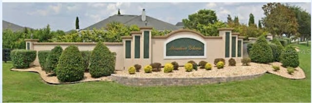 community / neighborhood sign featuring a lawn